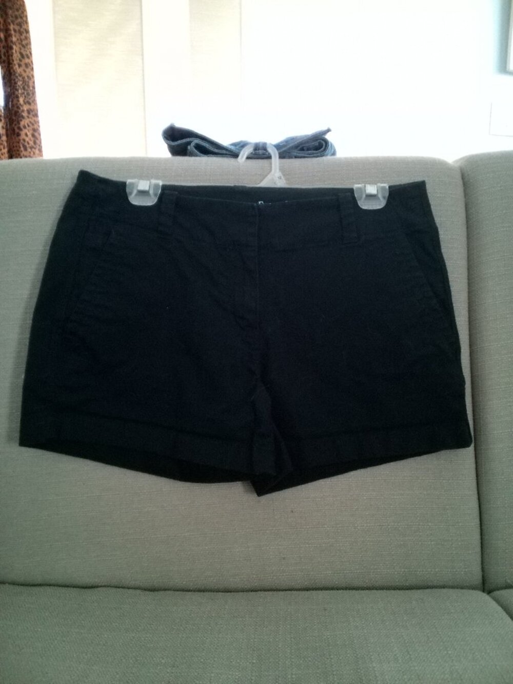 (335) Vineyard Vines Navy Blue shorts size 6